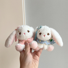 古風ウサギのぬいぐるみのぬいぐるみのバッグに飾られたかわいい女の子のかばんにキーホルダーを飾っている