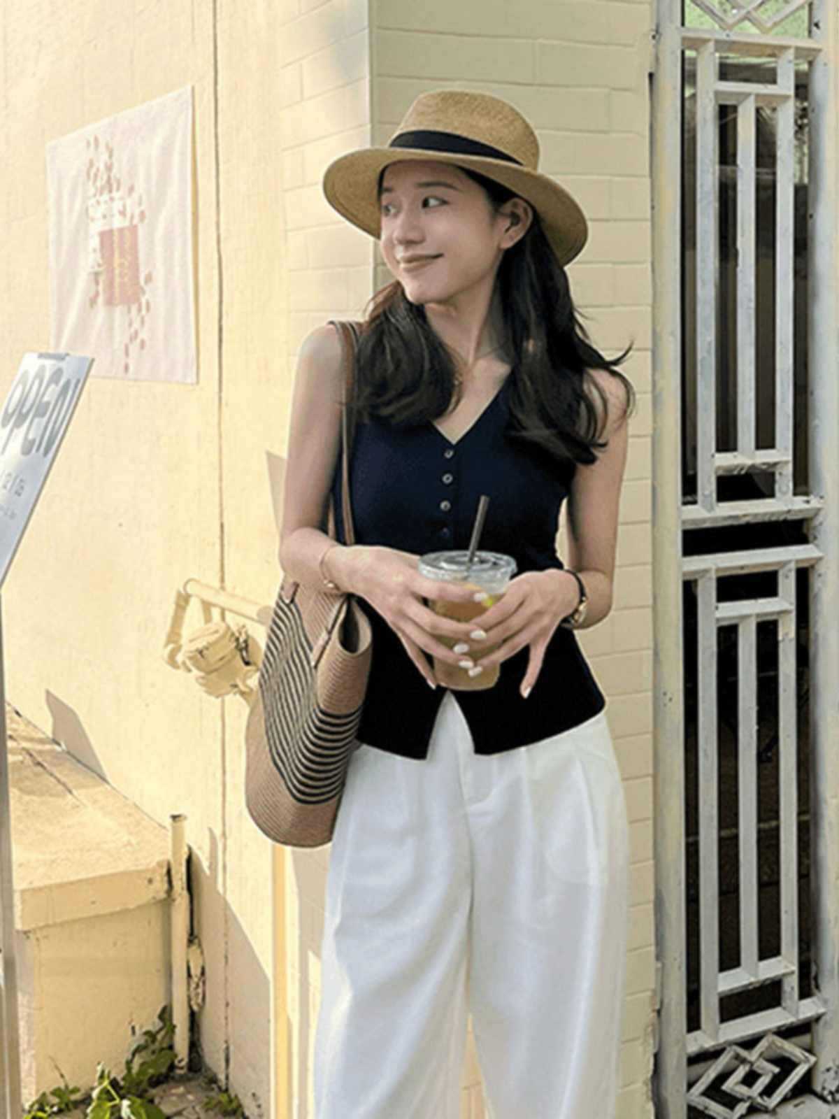 灰色のvネックの氷の糸のしわのニットのベストの女性の夏の外は独特で美しい袖の肩のベストの上着を着ます。