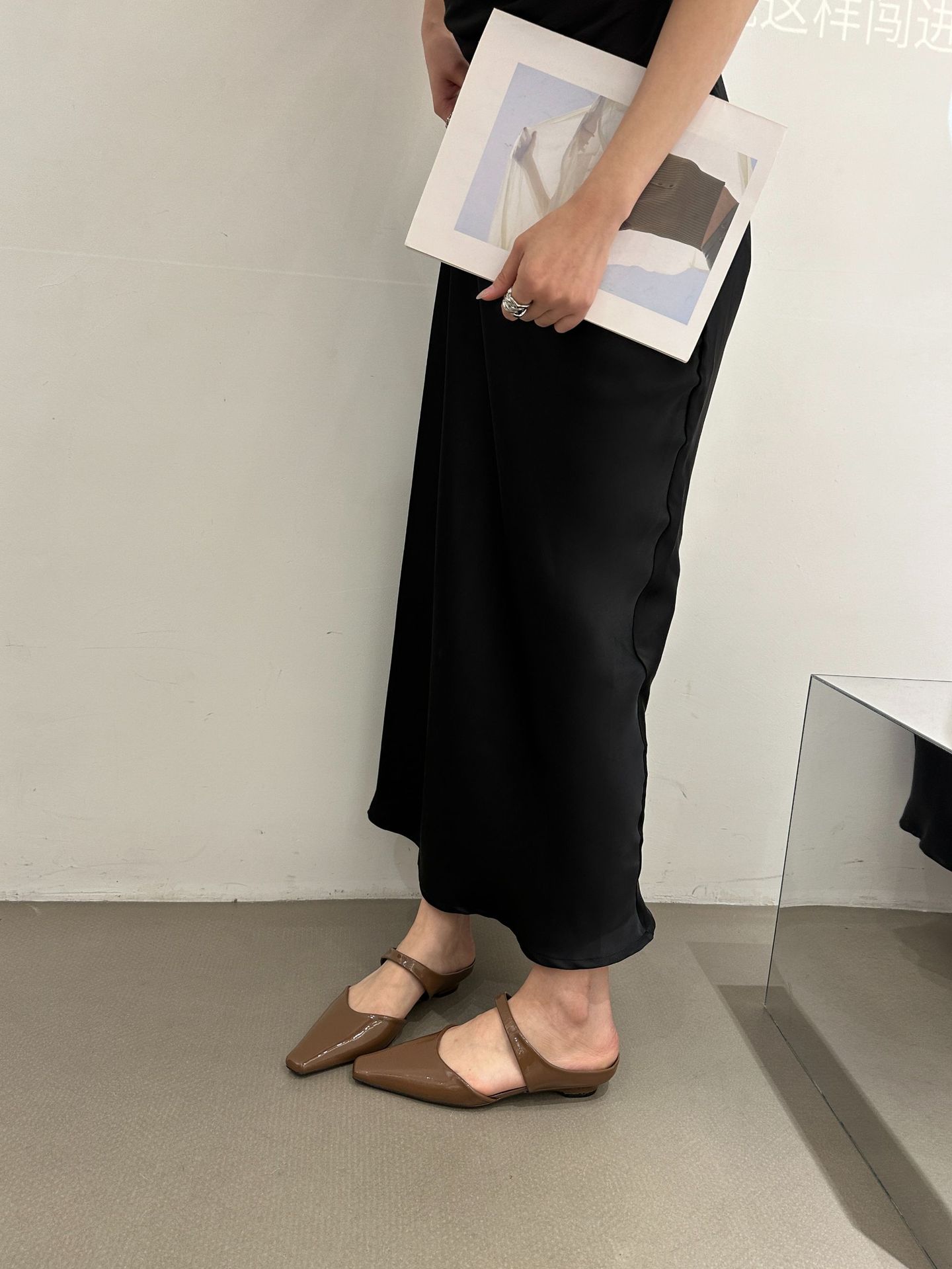 Muller – pantoufles Cool à semelle plate pour femmes, chaussures simples minimalistes en daim pointues à talons bas, nouvelle collection printemps et automne 2024_voghion.com