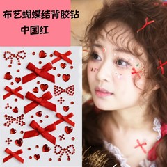 年越し新年の赤い蝶結びのドリルは顔を貼ってリボンを結びます。