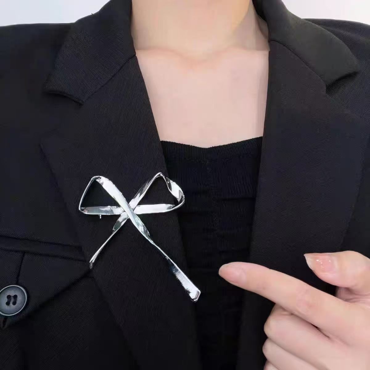 Broche papillon liquide à pompon, légère et luxueuse, style de niche exquis et polyvalent, fleur de poitrine, style doux et frais, personnalité simple_voghion.com