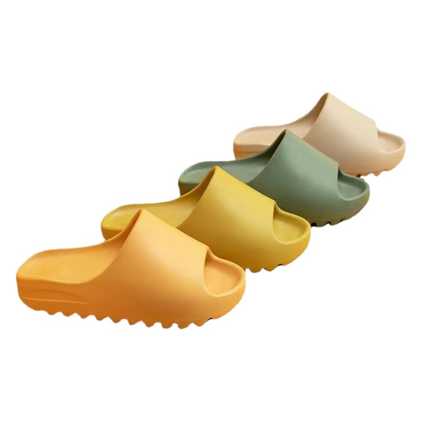 Zapatillas de coco de suela gruesa de verano Zapatillas antideslizantes para el hogar al aire libre de las mujeres Nuevas sandalias con sensación de deslizamiento para hombres al por mayor