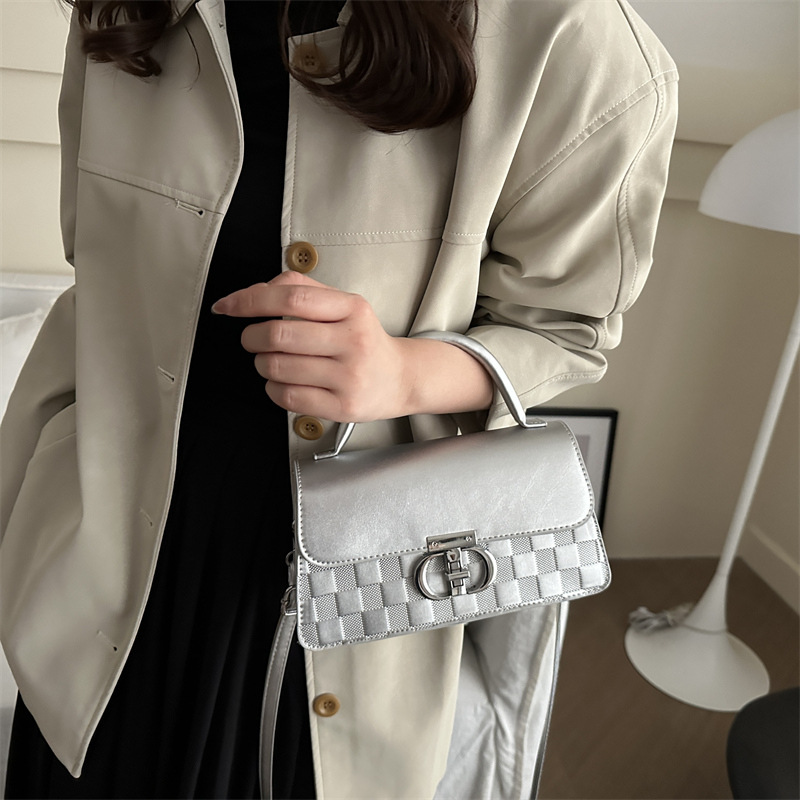 2024 otoño e invierno nuevo diseño de nicho bolso de mensajero de un solo hombro Maillard ambiente estilo todo fósforo pequeño bolso cuadrado para axila