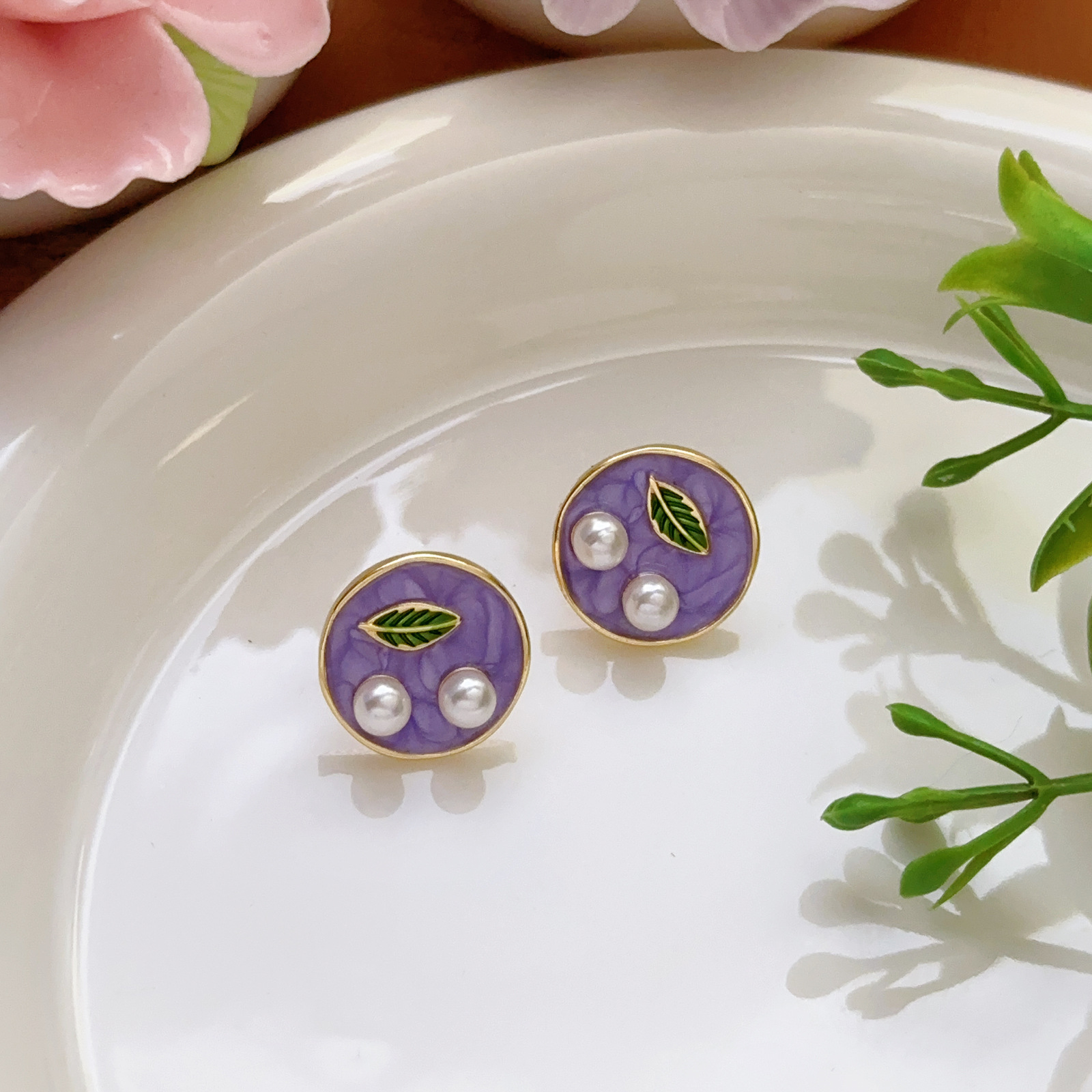 Pendientes de perlas Zhuji, temperamento blanco francés, pendientes antiguos, desplazamientos diarios, lujo ligero, joyería de orejas de alta gama al por mayor
