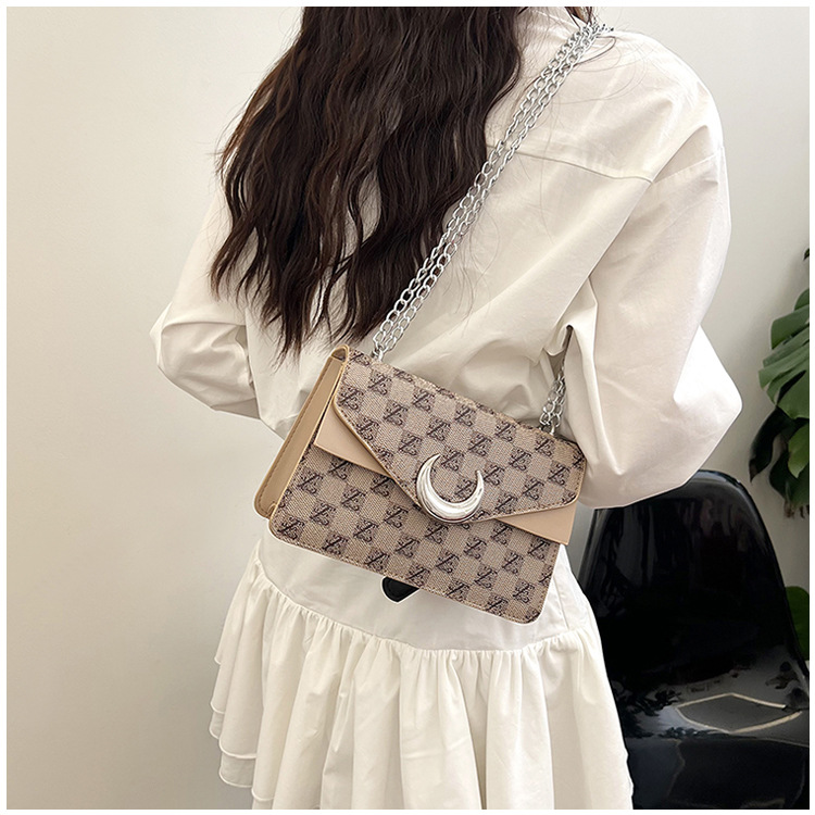 Korean version armpit small square 2024 new texture fashionable letter printed handbag personalized single shoulder_voghion.com
