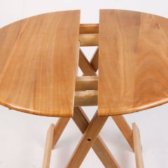 携帯型の木製折りたたみテーブル家庭用の簡単なテーブルで食事をします。