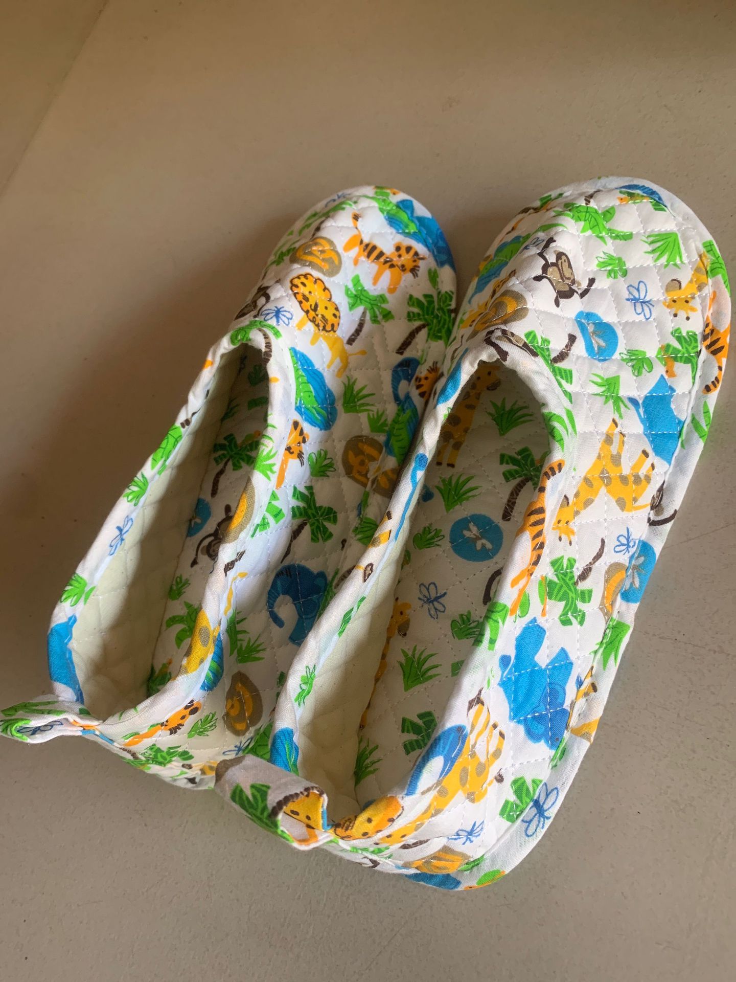 新韓版家庭用室内布製スリッパ、包み込み型、シングルレイヤー、静音、つま先が覆われている、四季対応、フロアシューズ、産後用シューズ、卸売