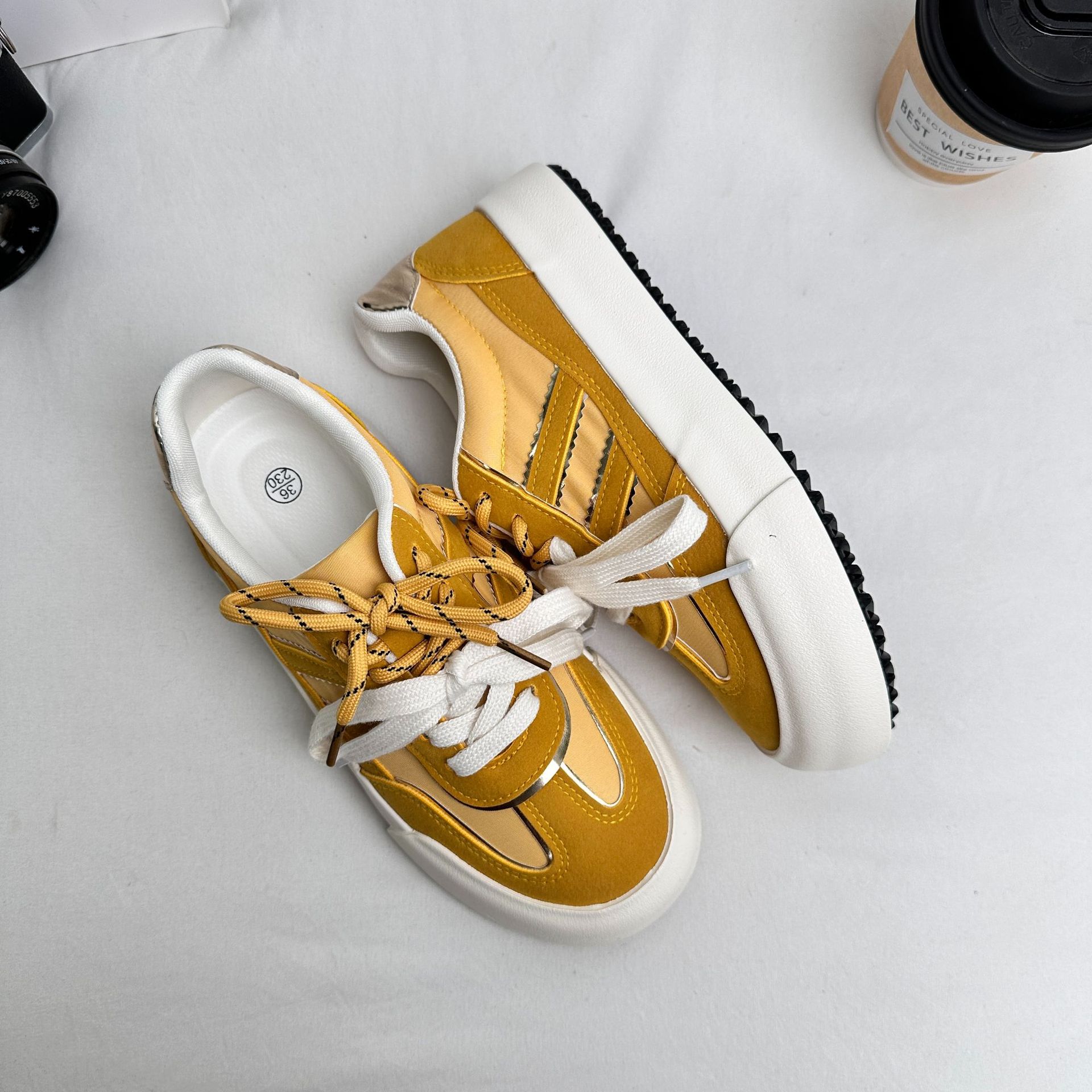 6633 plantillas de látex/zapatos de entrenamiento alemanes explosivos zapatos de mujer primavera nuevo estilo 2025 zapatos de tabla de punta redonda todo fósforo zapatos blancos pequeños