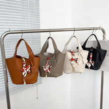 2023新款潮女包荔枝纹休闲手提水桶包纯色菜篮子包丝巾挂件手拎包