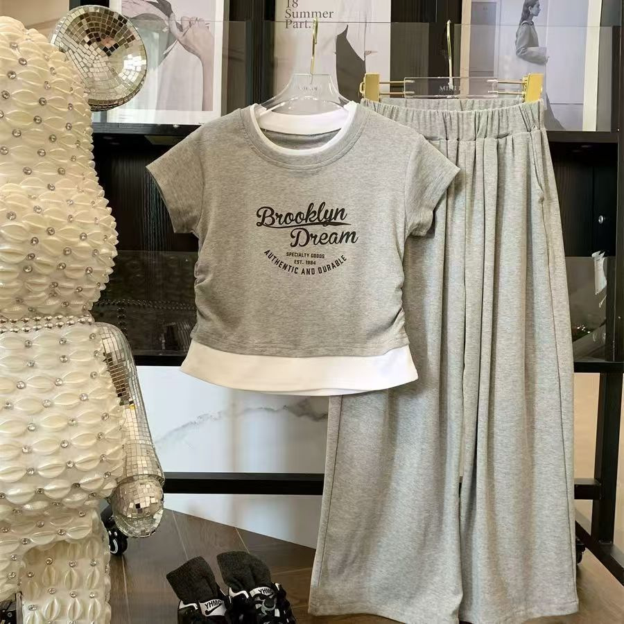 Traje de moda de dos piezas falso para niñas verano 2025 nuevo estilo casual y cómodo para niños grandes pantalones de manga corta de dos piezas