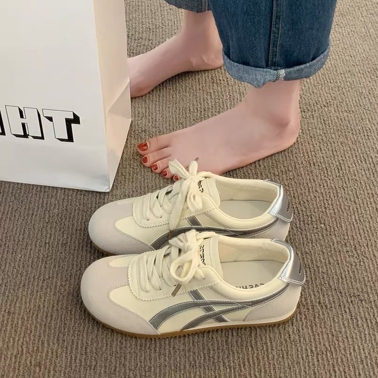 Las celebridades de Internet son delgadas y casuales, los zapatos blancos de cuero plano de entrenamiento alemán, las nuevas zapatillas antideslizantes de fondo suave de todo fósforo de verano 2025 para mujer