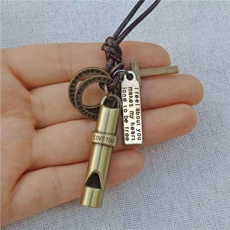 Creative Whistle Keychain Men's and Women's Key Pendant Outdoor Survival Souvenir Coach Whistle Whistle Bag Pendant