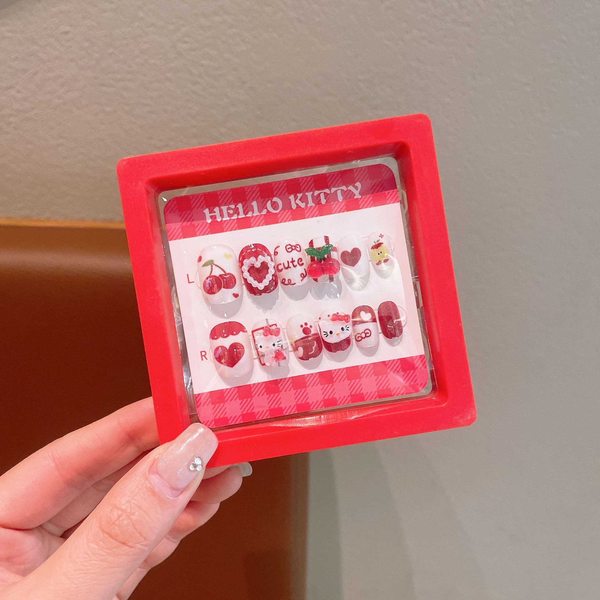 Uñas postizas Kuromi para niños en caja, lindas pegatinas de uñas removibles para niñas, pegatinas de uñas exquisitas de dibujos animados.