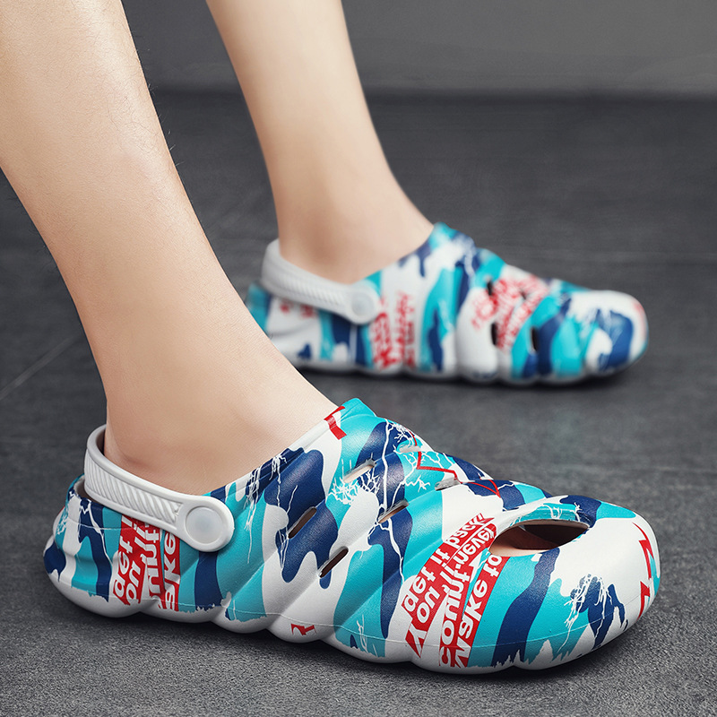 Nuevos zapatos agujeros de mierda de verano para hombres, sandalias de playa al aire libre antideslizantes, moda, zapatillas casuales.