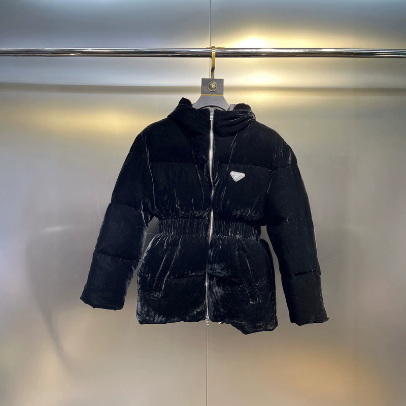 Nanyou high-end version cross-border export P Pujia 26ss autumn and winter triangular metal logo down jacket for women Nanyou high-end version cross-border export P Pujia 26ss autumn and winter triangular metal logo down jacket for women