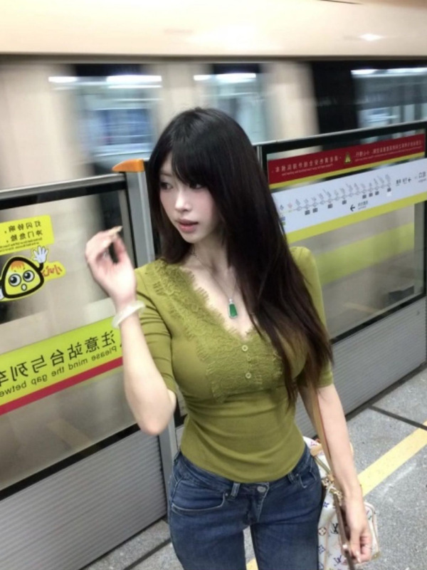 芥末绿v领蕾丝正肩短袖t恤女夏季修身设计感褶皱收腰五分中袖上衣|undefined