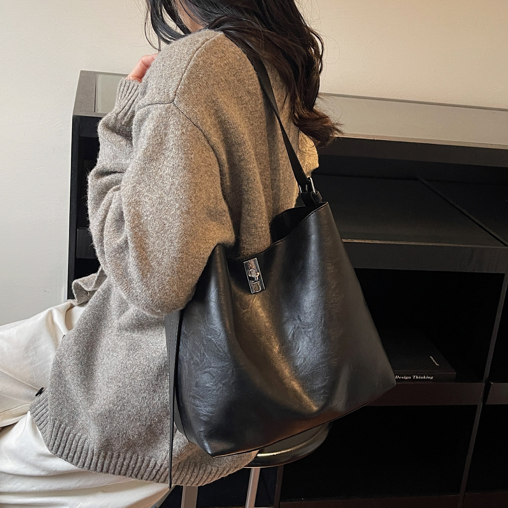 Bolsa de brazo retrógrada de gran capacidad para mujeres 2025 nueva moda coreana bolso especial simple bolso de cubo de hombro