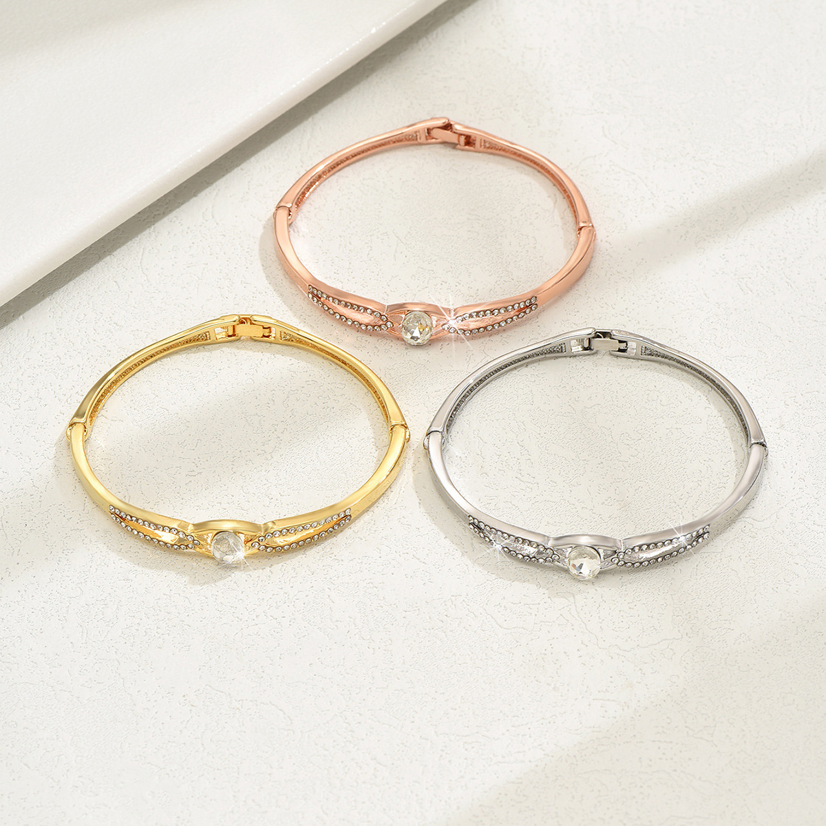 Pulseras de diamantes de arco superbrillo pulseras de estilo ligero de lujo pulseras de alta calidad temperamento joyas versátiles