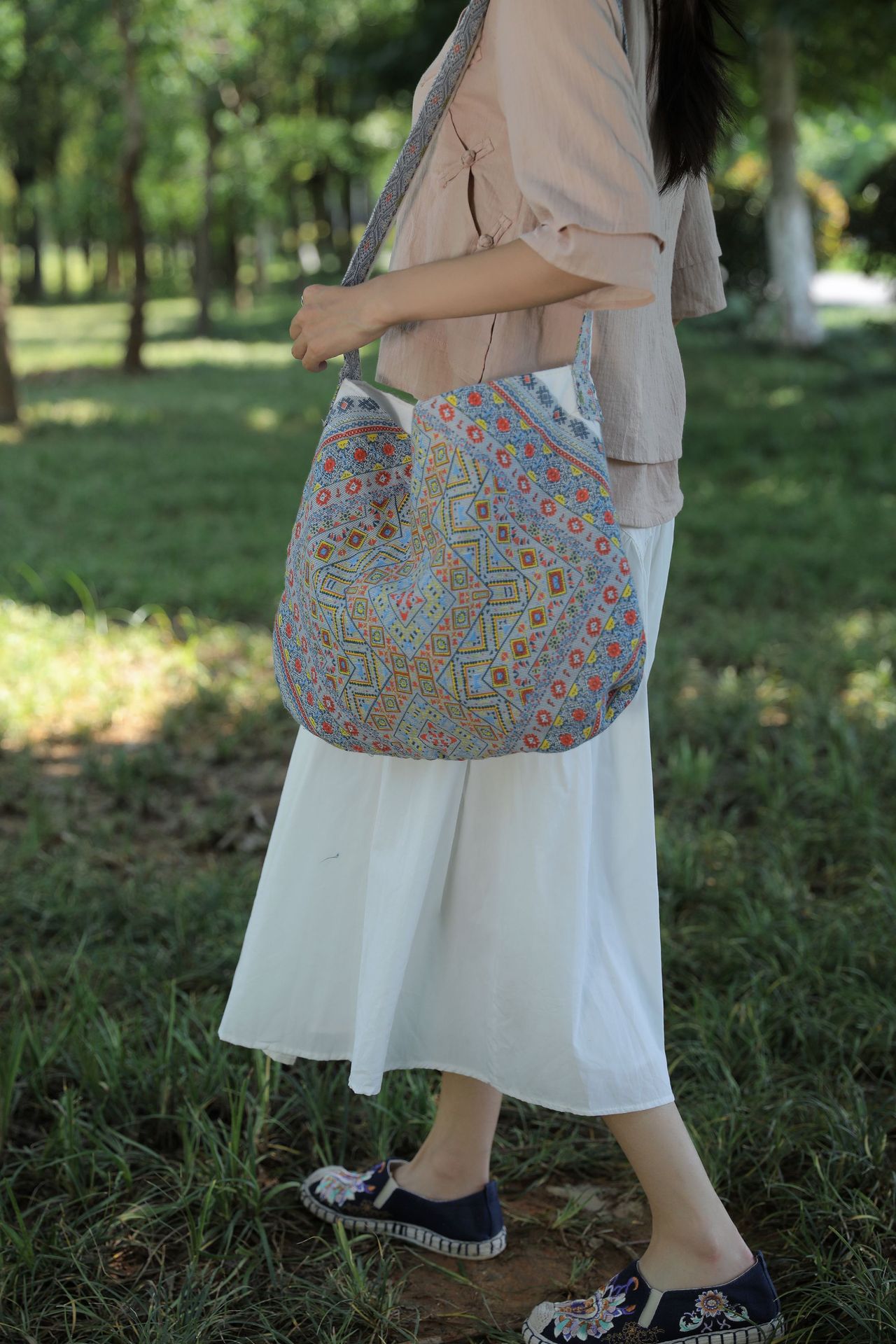 2023 Yunnan estilo étnico hecho a mano tie-dyed bolso de hombro artístico versátil pequeño bolso de tela azul y blanco retro casual bolsa de mensajero