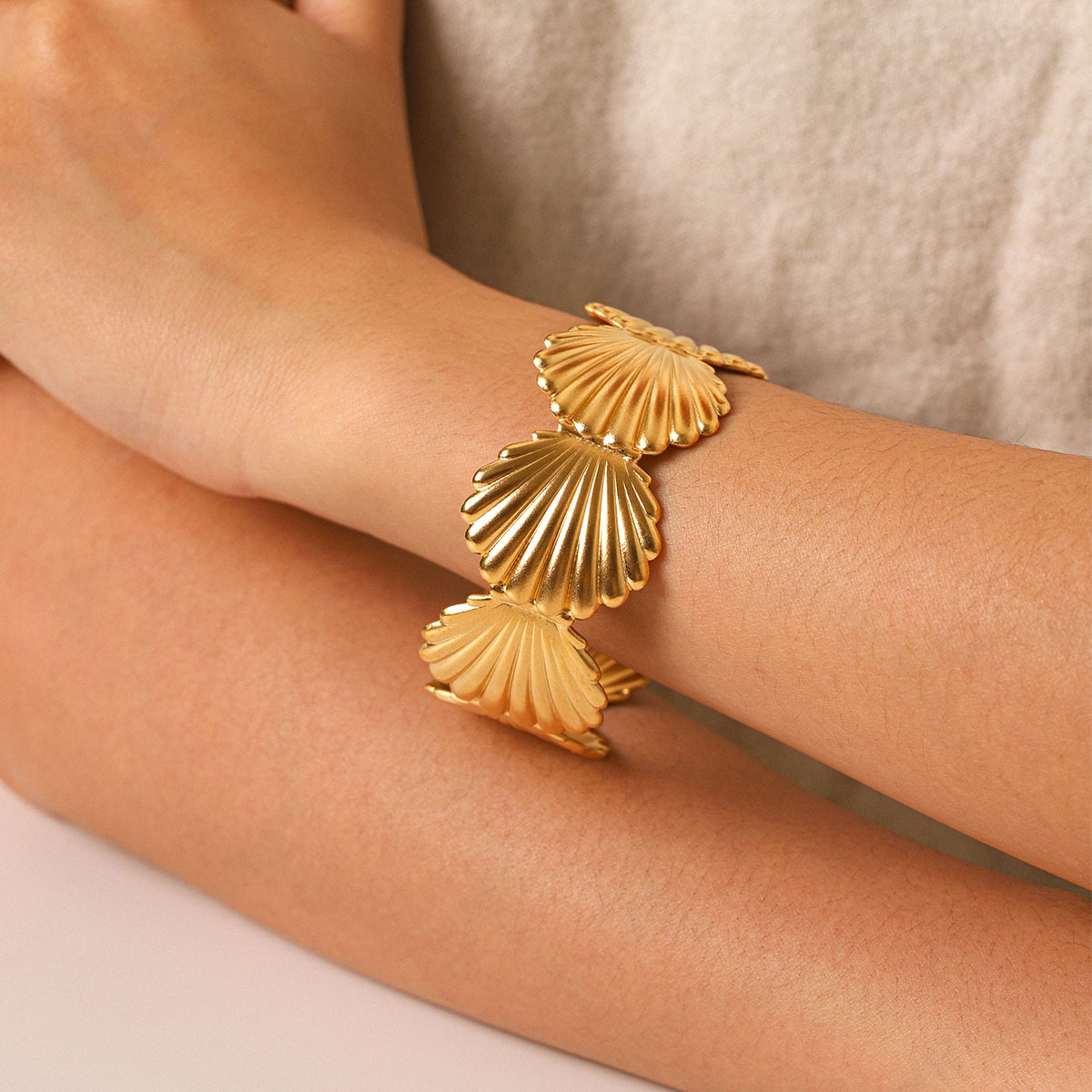 Pulsera de acero inoxidable de concha de oro de 18 quilates de estilo marino europeo y americano pulsera de mujer que no se desvanece