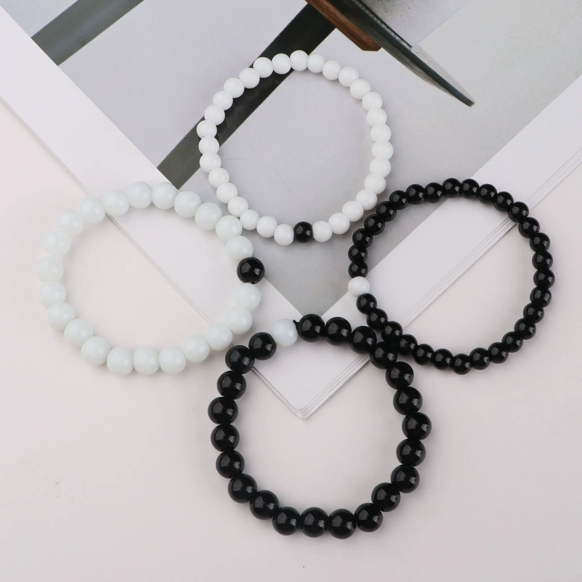 Оптовая торговля ювелирными изделиями, нишевые черно-белые браслеты из бисера, минималистичный стиль, унисекс браслеты
