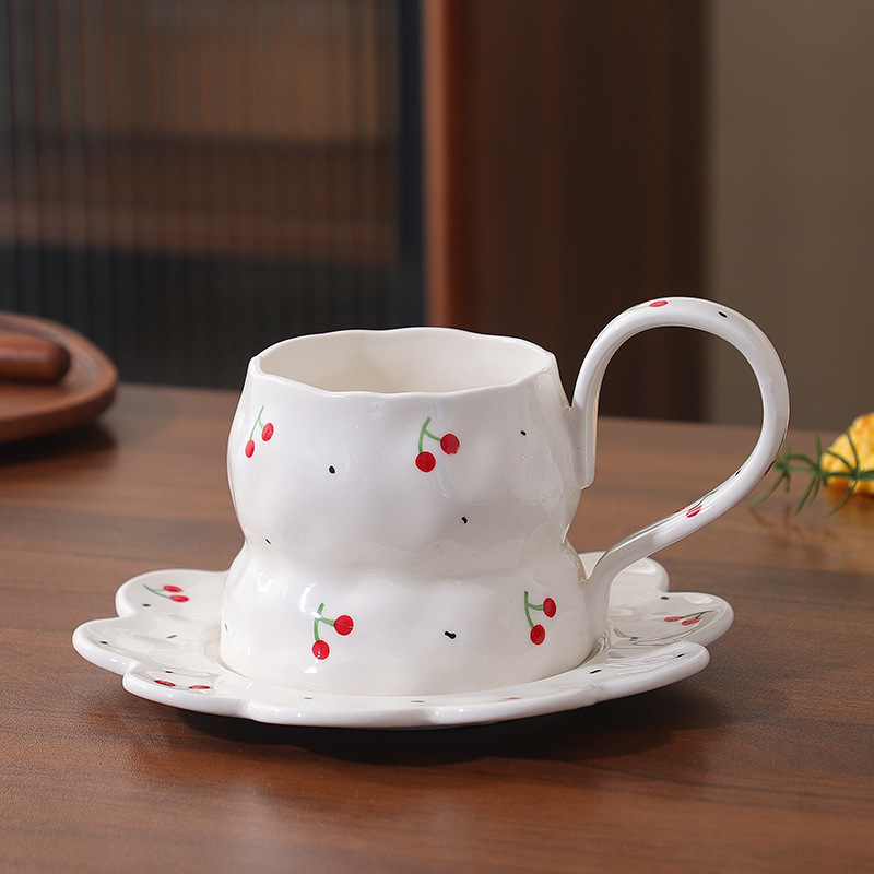 Pins viento rojo pequeño amor de alto valor pintado a mano bajo vidriado juego de tazas y platillos de cerámica taza de café irregular taza de agua