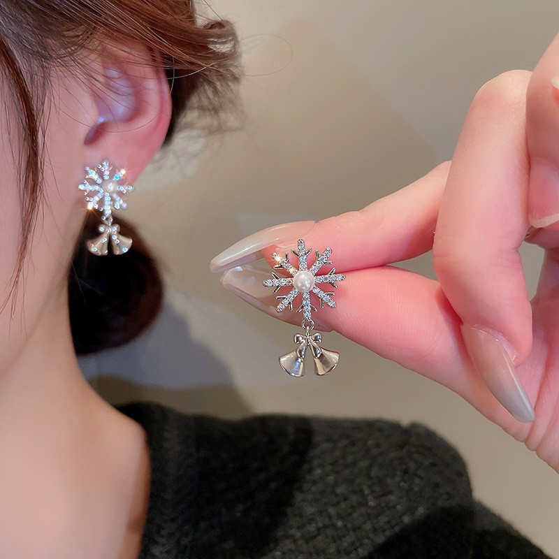 Retro Snowflake Copper Inlay Zircon Earrings 1 Pair