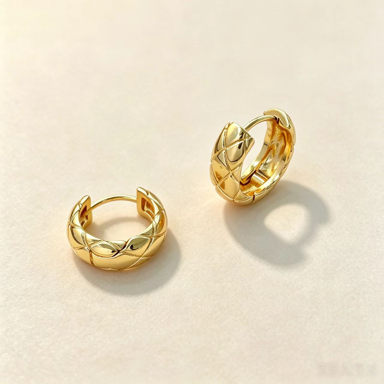 Aretes retrógrados de diamante transfronterizos nicho de diseño de aretes de alto nivel lujoso ligero aretes de aretes de metal buckle