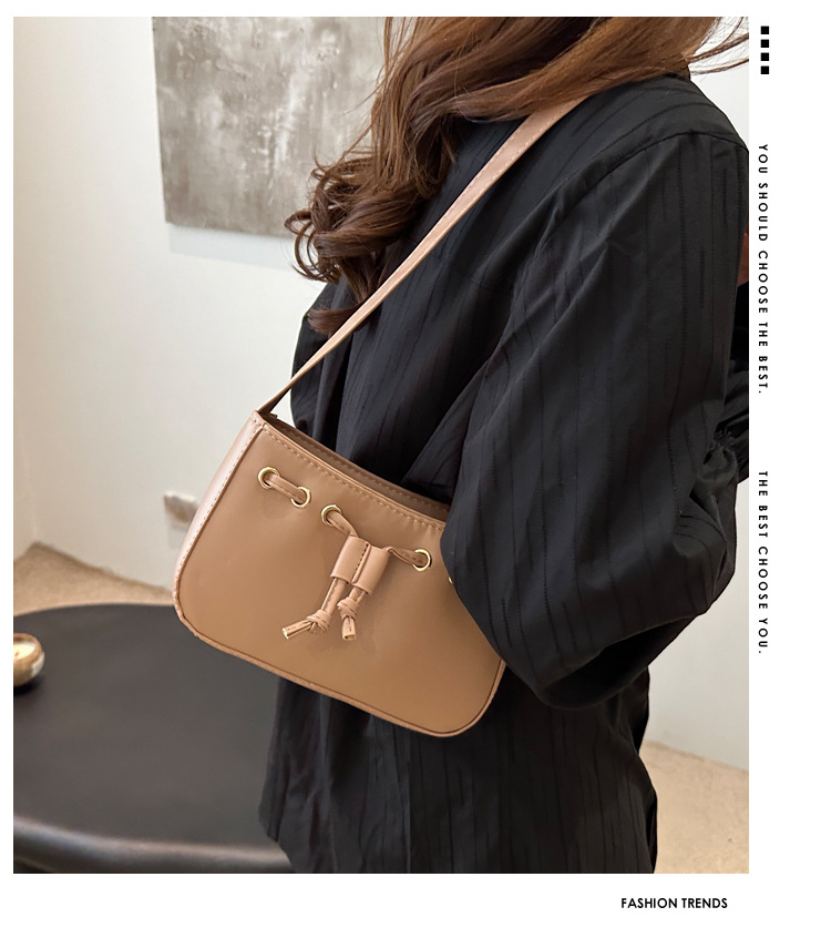 The new autumn/winter 2024 collection of women's bags features a retro and simple Korean-style underarm bag. This year, hand-held bags are in vogue, exuding a sense of sophistication details Picture