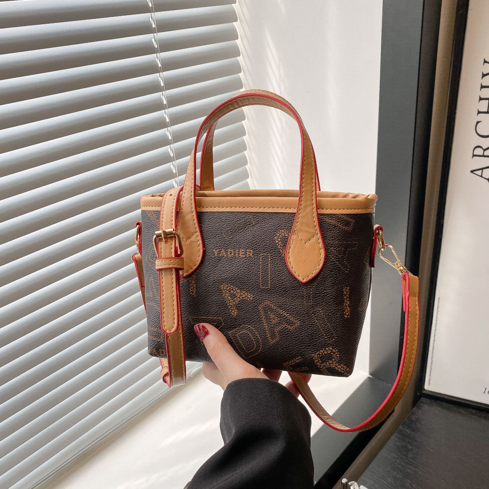 Dropshipping 2025 Nieuwe Vintage Dames Handtas met Grote Capaciteit, Stijlvolle Bedrukte Schoudertas/Crossbodytas_voghion.com