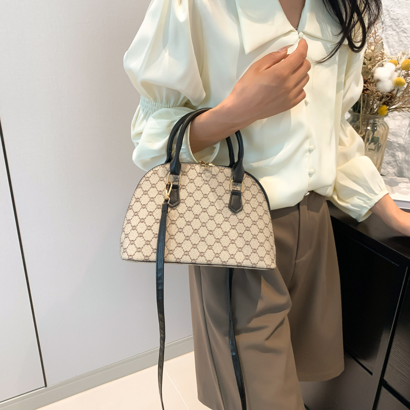 Bolso de moda simple 2024 primavera nueva bolsa de hombro de viaje de estilo extranjero bolso de mano casual bolso de concha de mujer