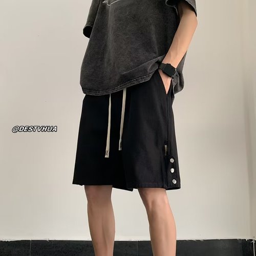 High-street men's American-vibe workwear-style cropped shorts—fashion brand, trendy design, sleek rivet details, and an effortlessly cool, premium vibe.