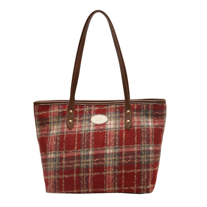 Universal brand retro capacious one-shoulder bag, 2023 collection