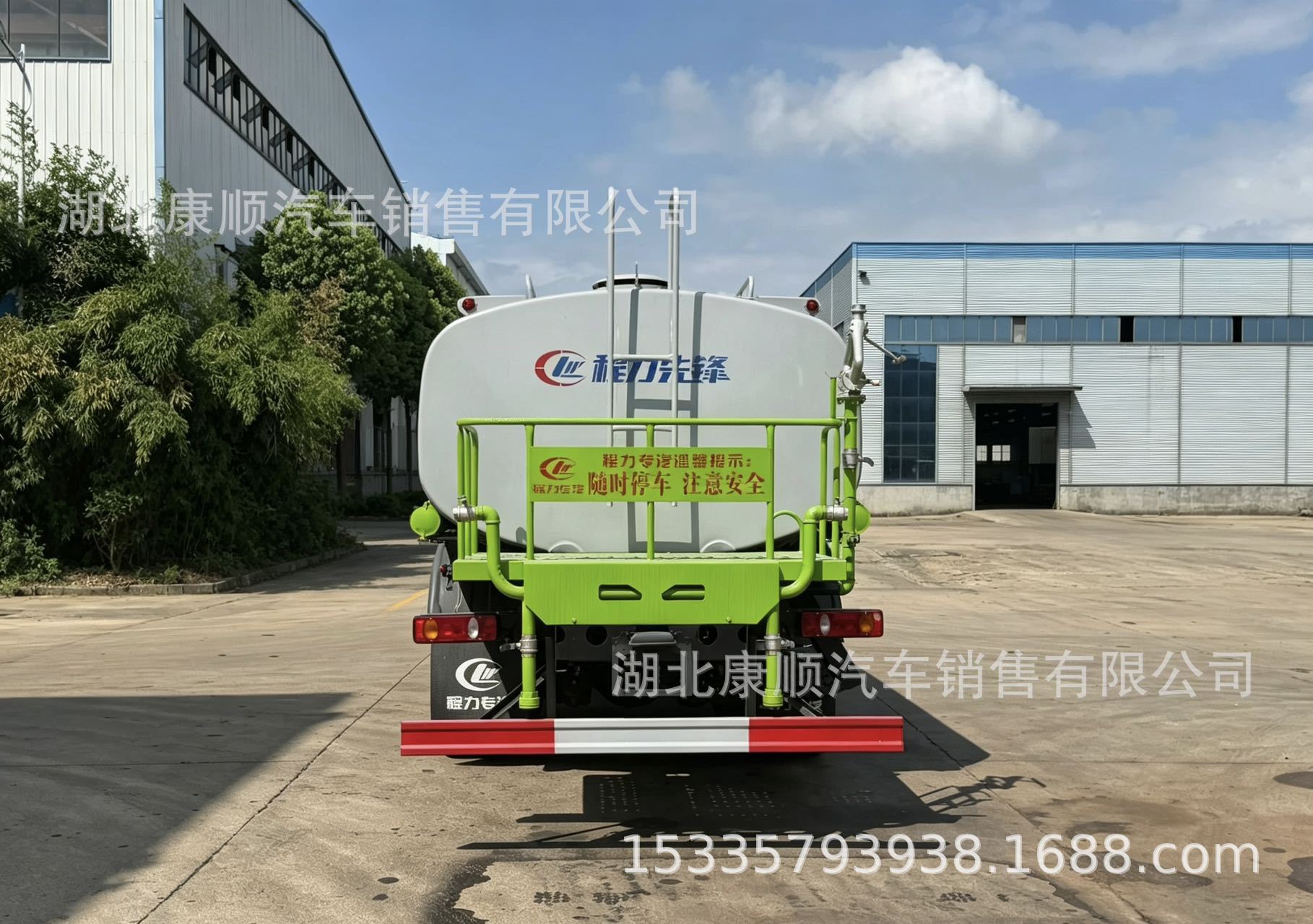 New Dongfeng D3L rear dual-axle water tanker truck, meeting China's National VI emission standards, 19-ton capacity, suitable for large construction sites, highway landscaping, and water spraying