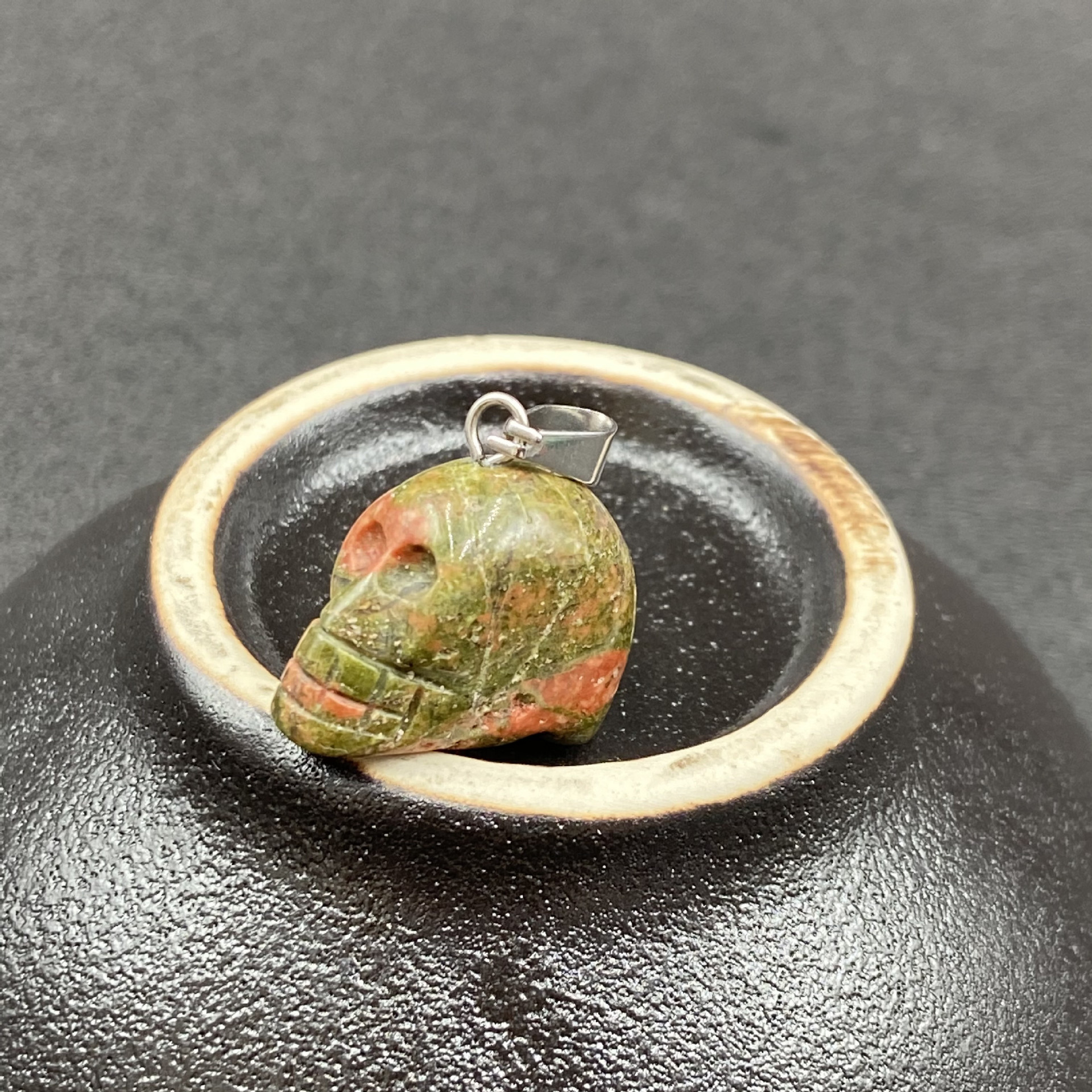 8g Weight Pendant Necklace Classification White, Red, Green, Blue, Wine Red, Gold Color Retro Crystal Tiger Eye Agate Skull Carved Stone Pendant 无
