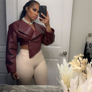 �羳�W���L2025�ļ��¿�Ů�b���ԕr������¶ĚPUƤ��ɫ���e����Ů