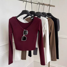 枣红色内搭紧身V领甜辣短上衣2025秋冬百搭显瘦长袖t恤正肩打底衫