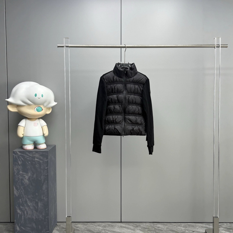 High-end Moncler 26SS autumn/winter new collection: stylish and versatile women’s down jacket with a stand-up collar, featuring a textured, bubble-like design and patchwork details High-end Moncler 26SS autumn/winter new collection: stylish and versatile women’s down jacket with a stand-up collar, featuring a textured, bubble-like design and patchwork details