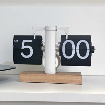 12시간 시계, 나무 받침대, 흰색 프레임, 검은색 시계판