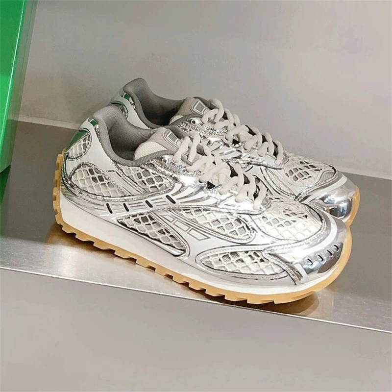 Кроссовки Wang Yibo с одинаковым BV 2024 новые дышащие сетчатые повседневные туфли Zhou Yutong с теми же серебряными daddy-тапочками