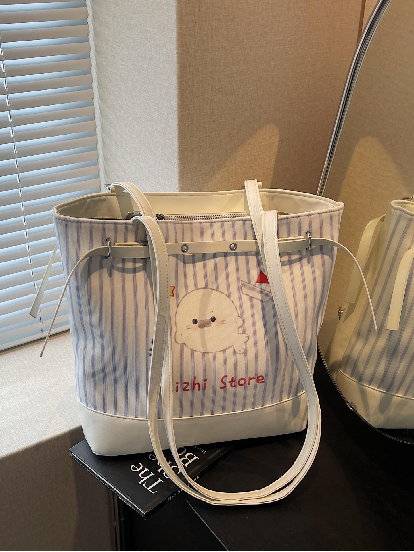 Bolsos de nuevos productos de nicho de Corea del Sur, bolsos de mensajero de estilo occidental de gran capacidad para mujeres 2025, bolsos de viaje de moda de todo fósforo