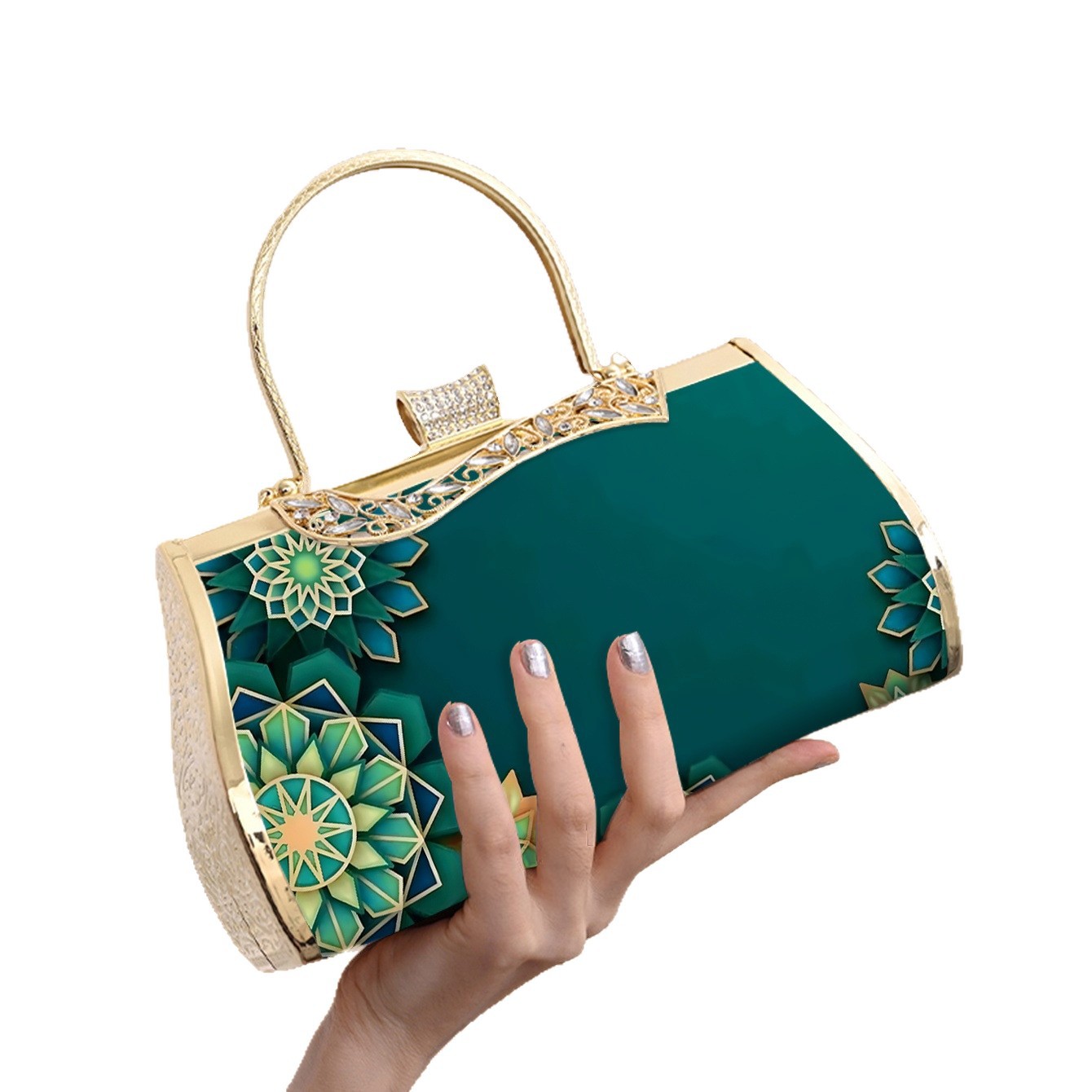 Diese elegante smaragdgrüne Abendclutch besticht durch zarte Blumenmuster, goldfarbene Metalleinfassung und funkelnde Strasssteine. Mit geschwungenem Henkel und ..._voghion.com
