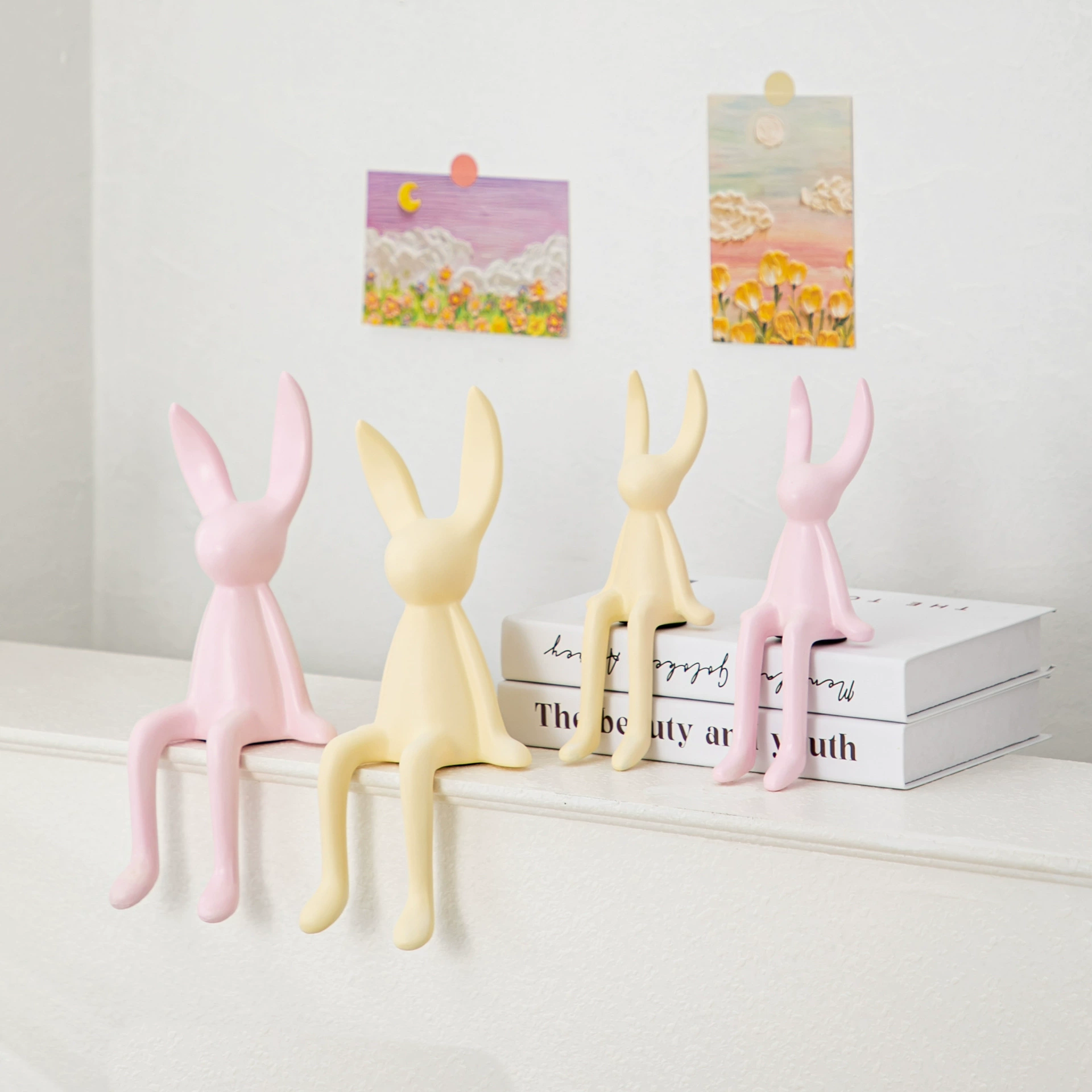 Creative cartoon high-end posture corrector, decorations for living room, light luxury style