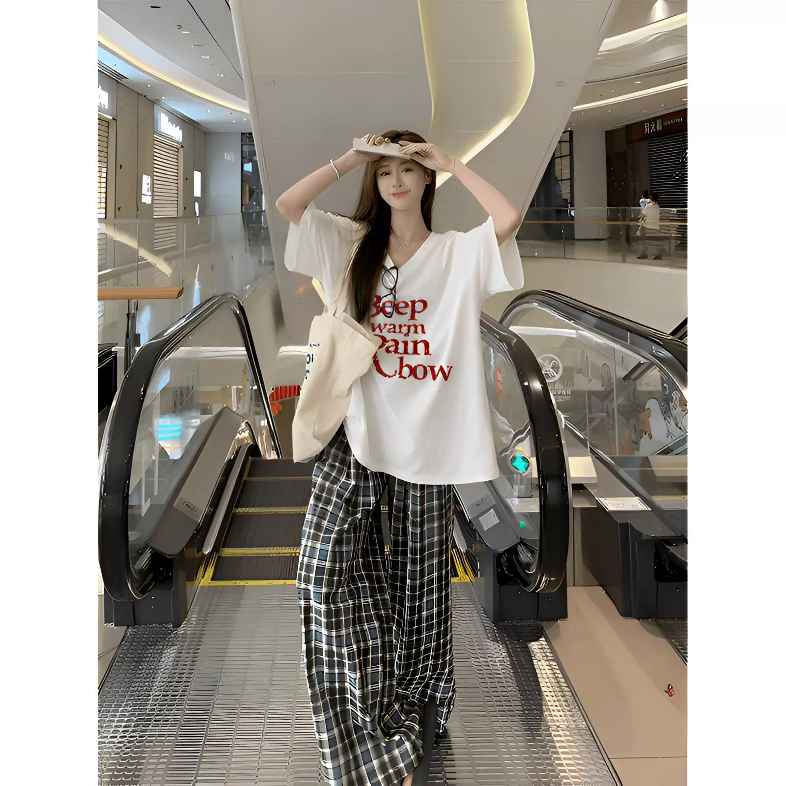 Ленивый ветер свободный V-образный вырез с короткими рукавами футболка женская летняя печать 2025 новый дикий прикрытие мяса топы