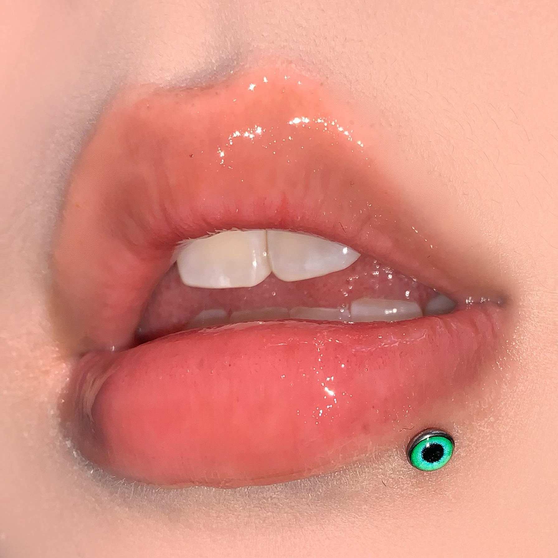 16G labret stud size and finish detail