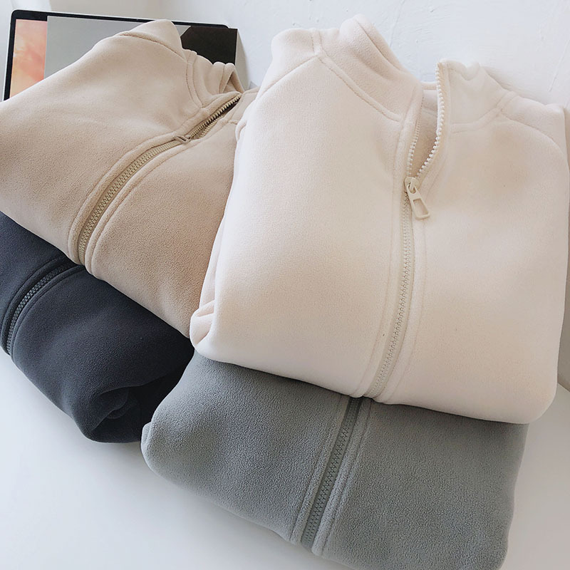 Warm sweatshirt with zipper