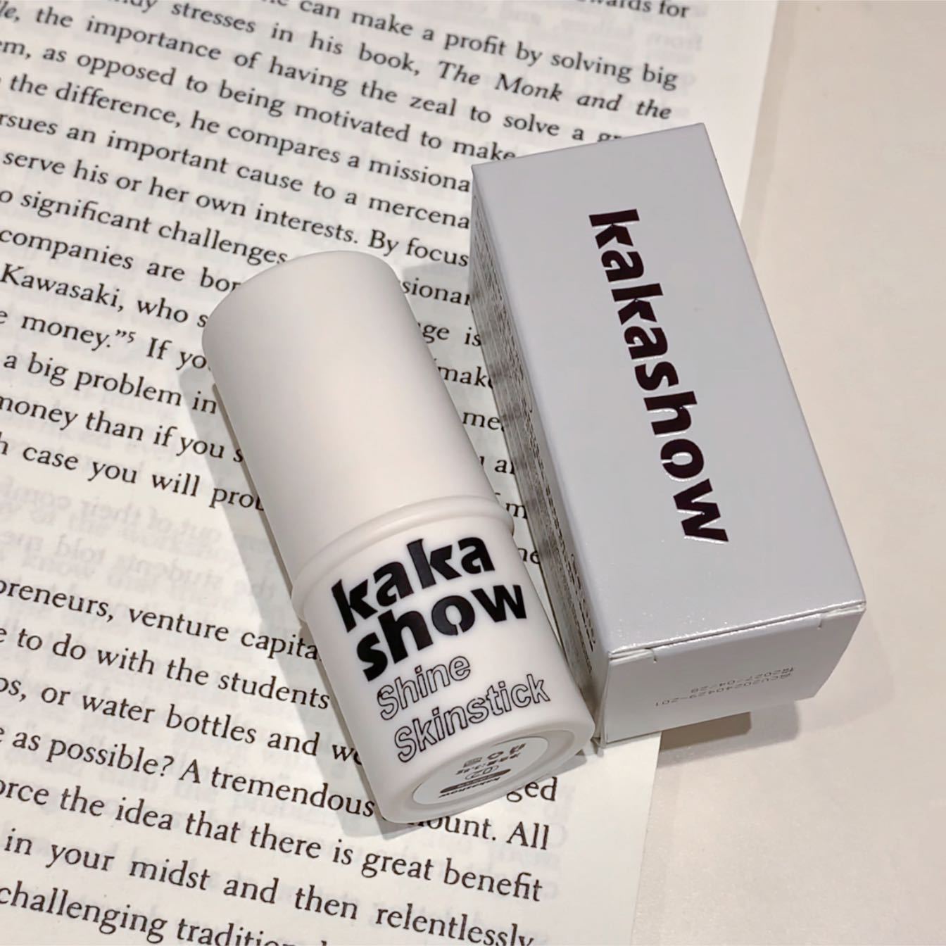 kakashow's Dynamic High-gloss bars are light, moist, and have a natural, clear, and pink luster. Wholesale for energetic girls undefined