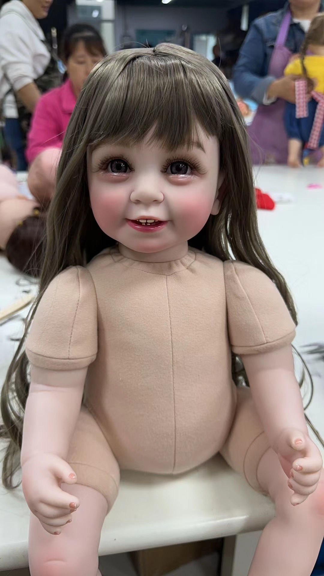 Como se muestra en la Figura bebé desnudo con el pelo 2