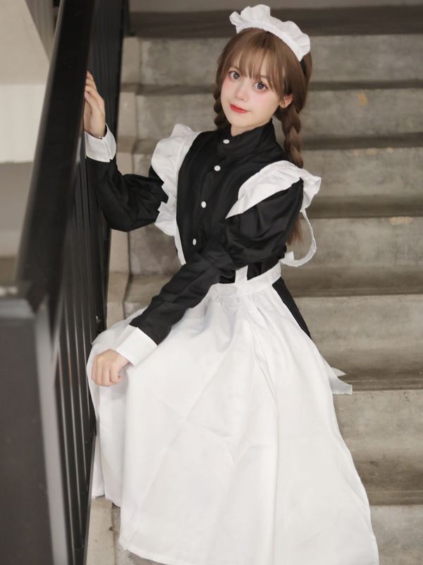 男はメイド服を着て女装しています。|undefined