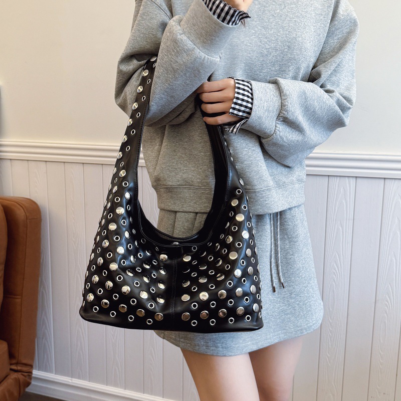 Bolso de axila retro estilo Hong Kong 2025 verano nuevo bolso femenino bolso de remache hueco bolso de hombro de gran capacidad personalizado